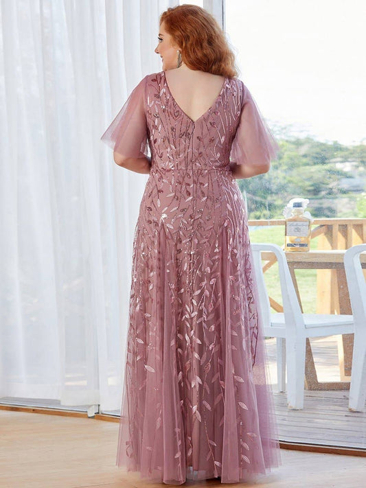 Zoom sur Bianca : robe longue au drapé aérien, fin relief scintillant.