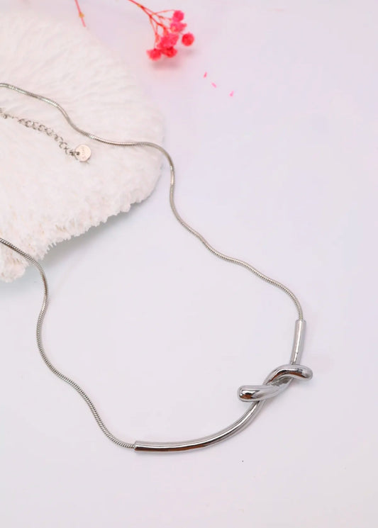 Collier modèle "entrelacé"