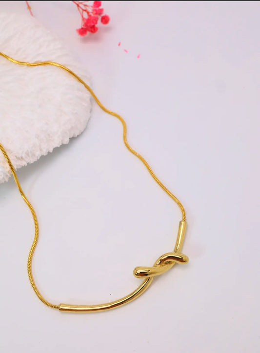 Collier modèle "entrelacé"