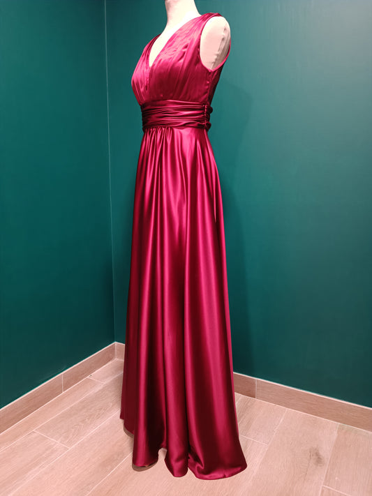 Annabella rouge : élégance intemporelle d'une robe de soirée en satin.