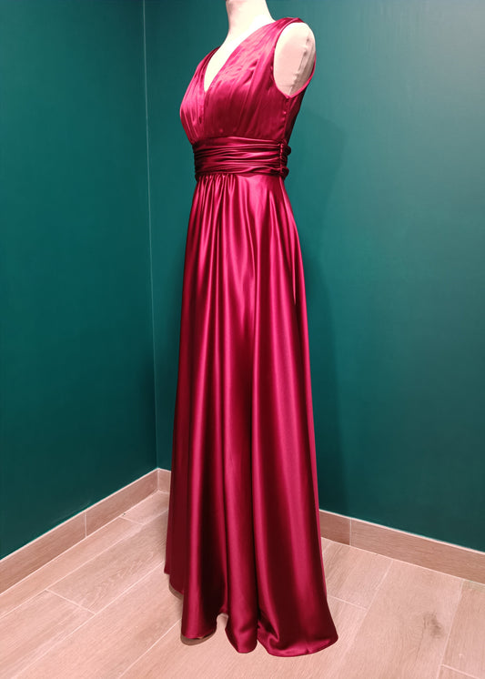 Annabella rouge : élégance intemporelle d'une robe de soirée en satin. A louer ou à acheter au showroom près de Dijon.