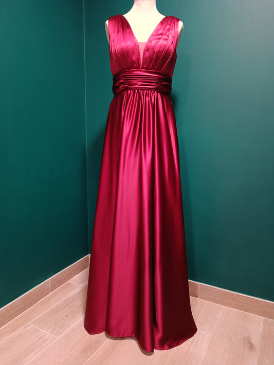 Détail Annabella rouge: robe de soirée longue en tissu satiné et drappé élégamment.