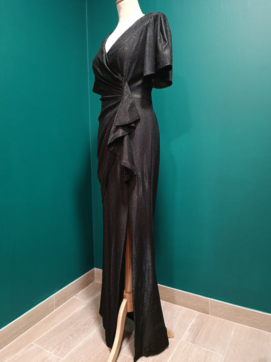 Modèle de robe de soirée Aby noir pailleté, silhouette élancée, vue en showroom.