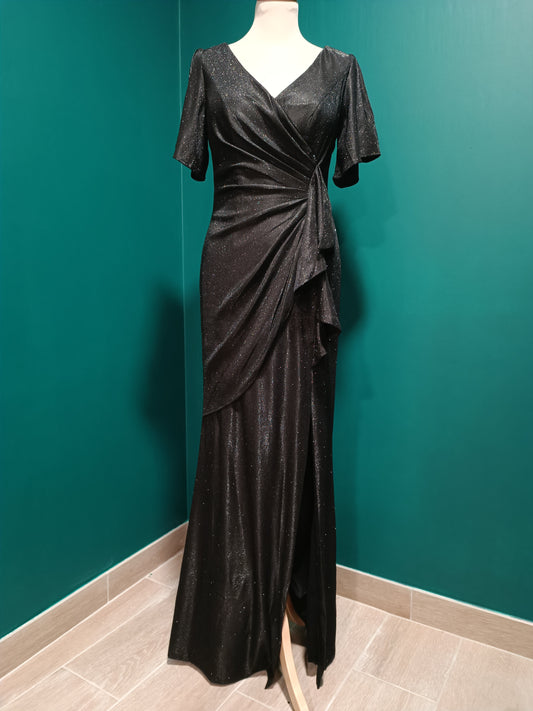 Aby (noir subtilement pailleté) : robe de soirée longue noire, style sobre et chic.