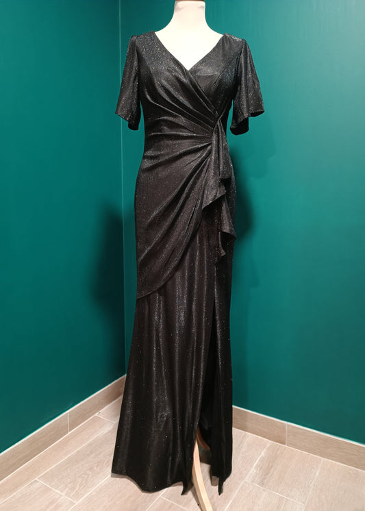 Aby (noir subtilement pailleté) : robe de soirée longue noire, style sobre et chic.