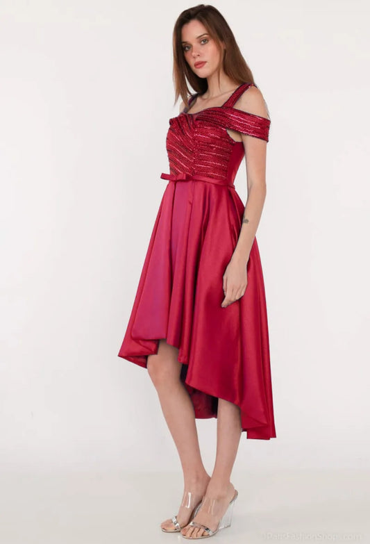 Modèle Britanny rouge, robe de soirée courte devant et légèrement plus longue derrière, à essayer au showroom à Dijon