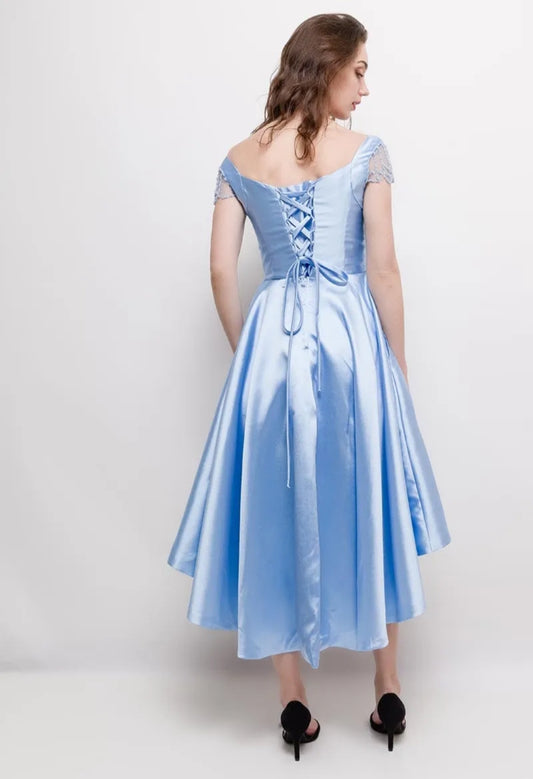 Modèle Bridget, drapé fluide et petites manches en tulle perlé, disponible dans notre boutique près de Dijon
