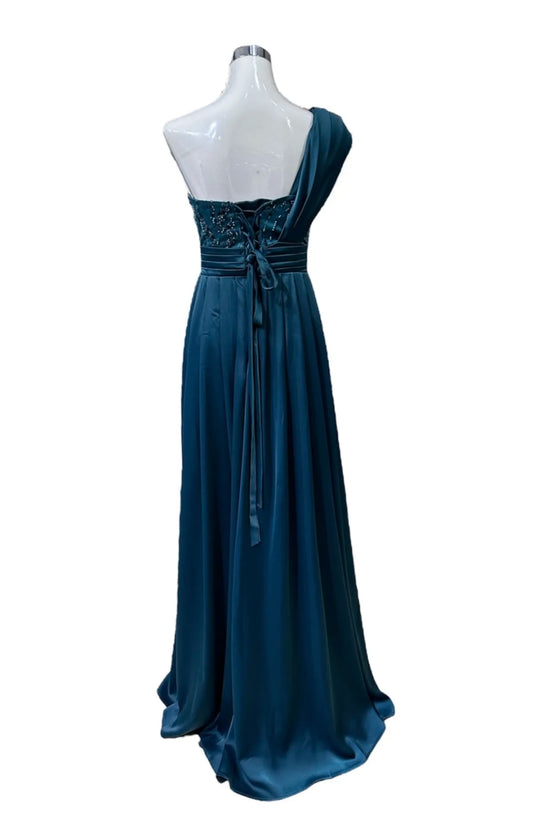Modèle Béatrice turquoise, taille empire et traîne aérienne.