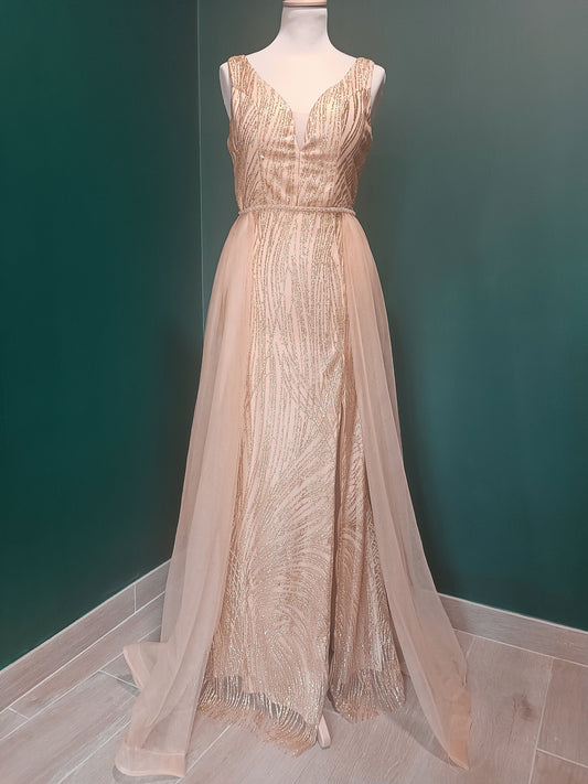 Bélinda : robe longue dorée, entièrement pailletée, traîne en tulle, vue de face, prise en photo au showroom de Dijon