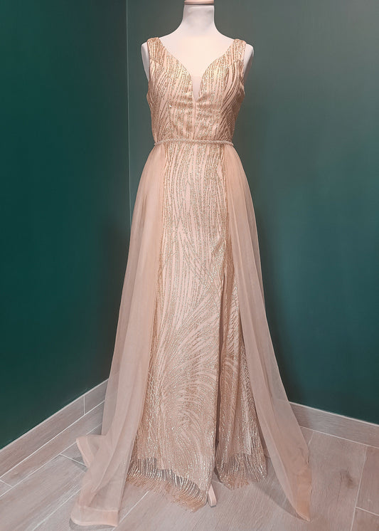 Bélinda : robe longue dorée, entièrement pailletée, traîne en tulle, vue de face, prise en photo au showroom de Dijon