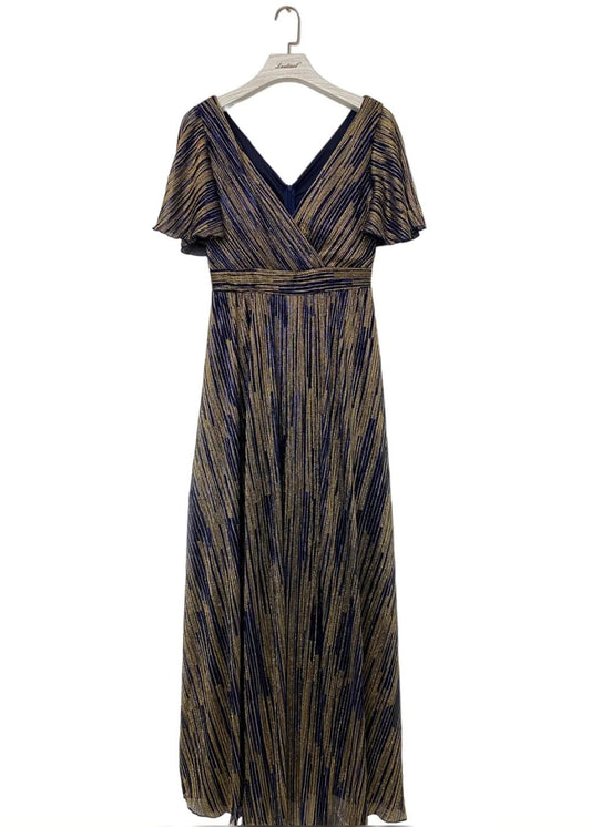 Cette robe de soirée longue et évasé bleu foncé irisé et doré a des petites manches courtes en voilage et vous assure une belle silhouette. Elle est disponible en différentes tailles et différents coloris, en location ou à l'achat, à la boutique près de Dijon.