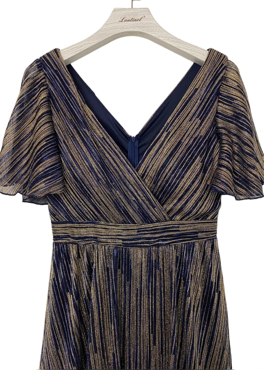 Cette robe de soirée bleu foncé irisé et doré présente une magnifique décolleté en cache-coeur et des petites manches courtes en voilage. Elle se ressert sous la poitrine puis est fluide et évasé ce qui assure une belle silhouette distinguée. Elle est disponible en différentes tailles, en vente, à l'achat ou en location, à la boutique près de Dijon.