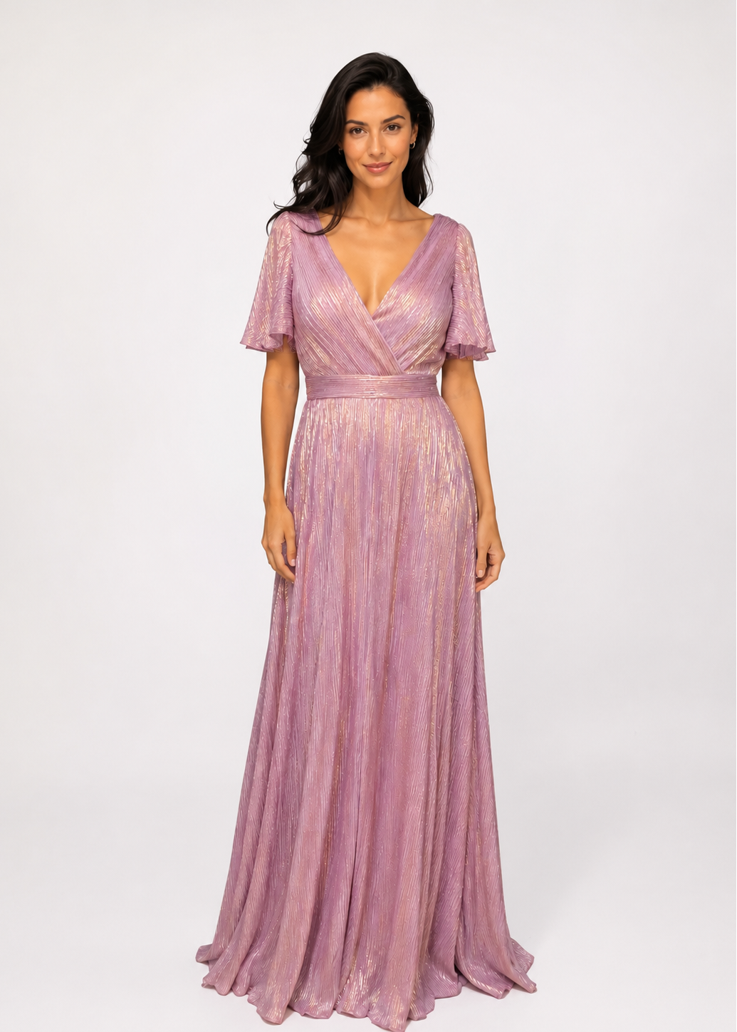 La mannequin porte une robe de soirée longue, couleur mauve irisé et rehaussé de fils dorés. Sa coupe fluide flatte toutes les morphologies, ses petites manches courtes apportent une touche de sophistication. Cette robe de soirée est disponible au showroom le Secret des élégantes à Dijon, près de Beaune.