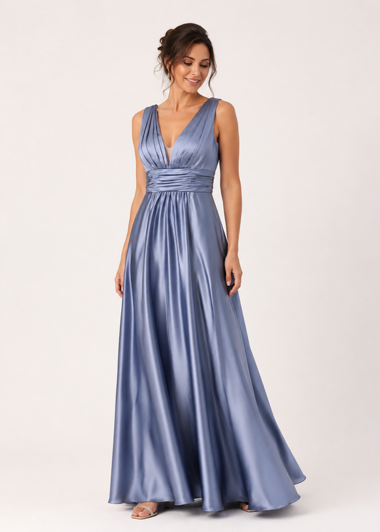 Femme portant le robe Annabella bleue, une longue robe de soirée tout en satin bleu clair. Son drapé et sa coupe flatte toutes les morphologies. Disponible à la location et la vente au showroom Le Secret des élégantes à Dijon.