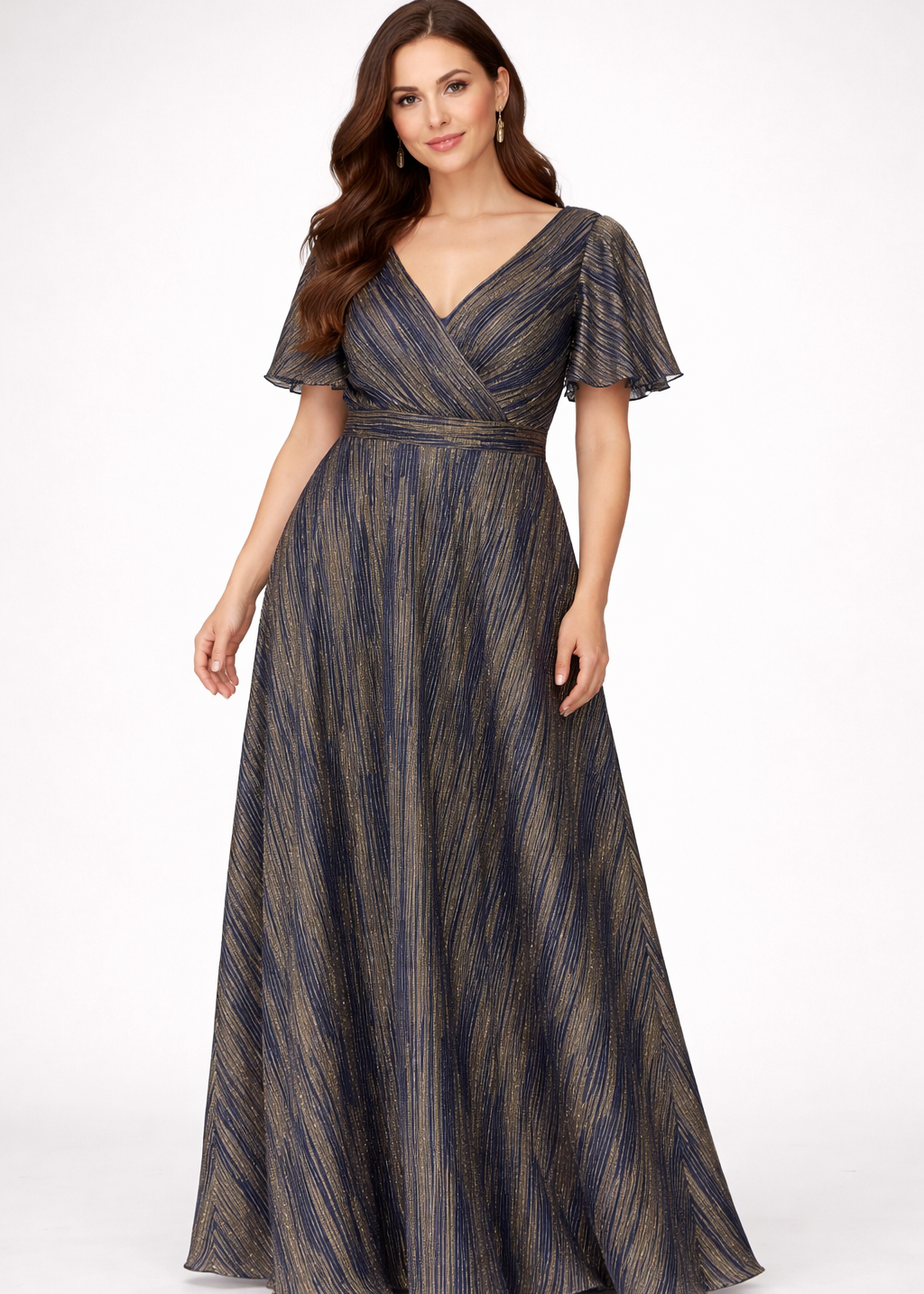 Cette robe longue et évasé bleu foncé irisé et doré présente une magnifique décolleté en cache-coeur et des petites manches courtes en voilage et vous assure une belle silhouette élancée. Elle est disponible en différentes tailles, en location ou à l'achat, à la boutique près de Dijon.