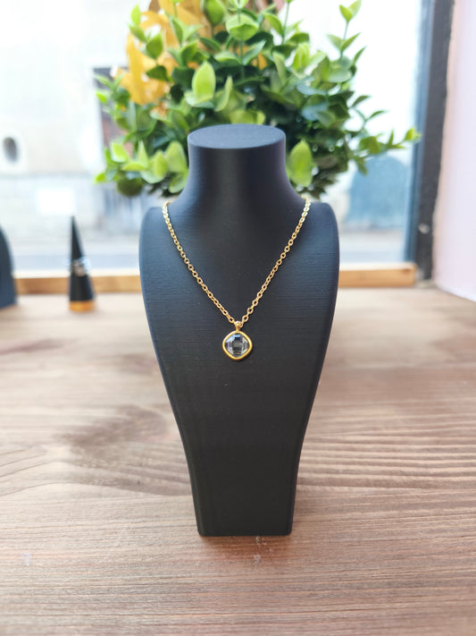 Collier pendentif gris