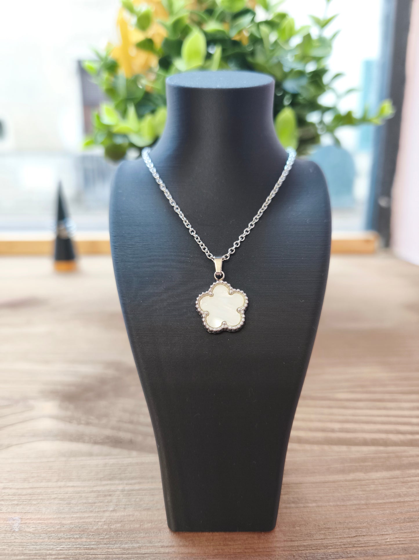 Collier fleur nacrée argent
