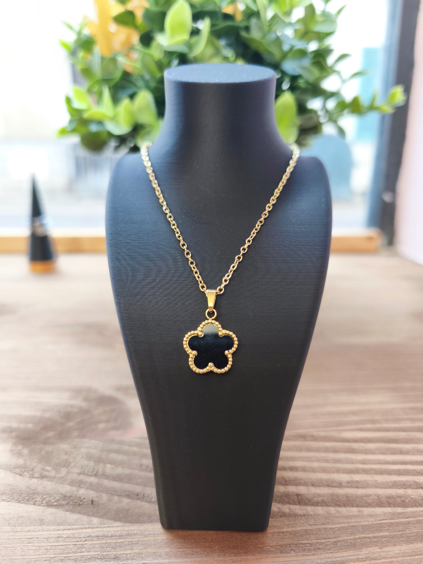 Collier fleur noire or