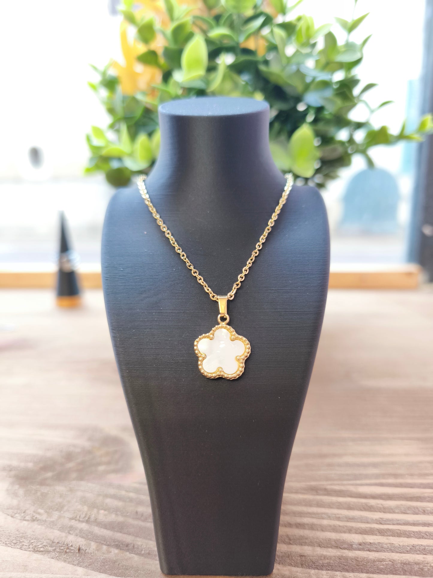 Collier fleur nacrée or