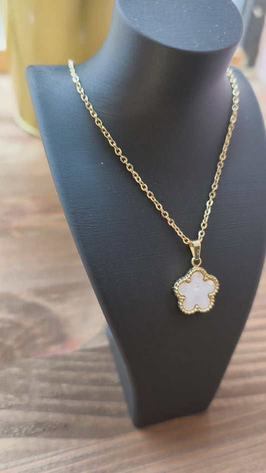 Collier fleur nacrée or