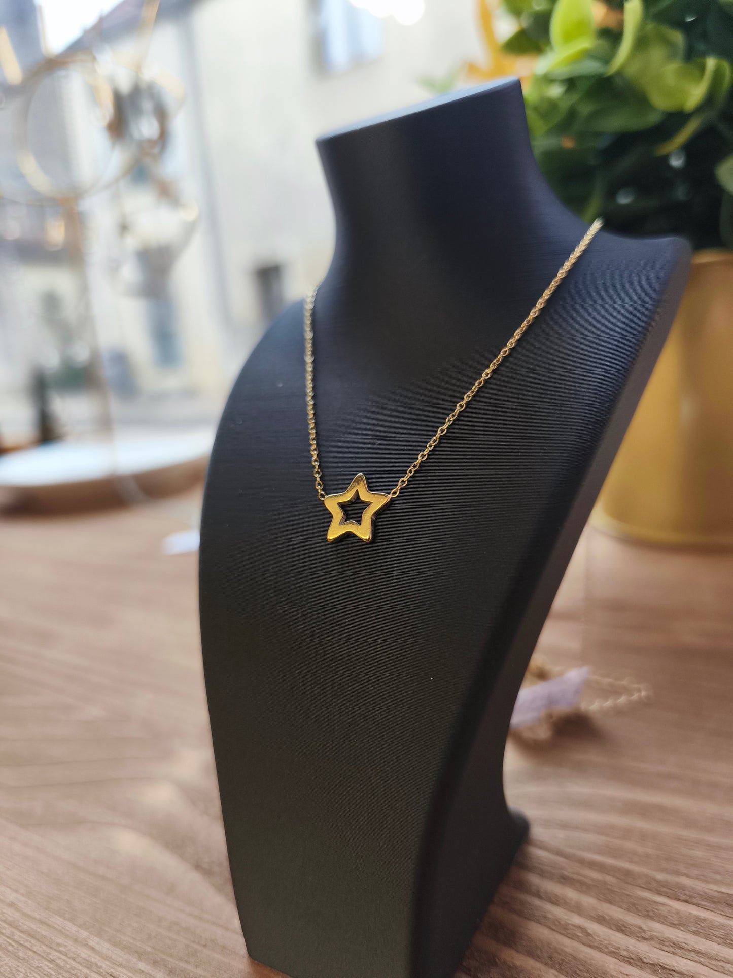 Collier petite étoile dorée